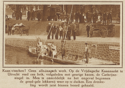 872702 Afbeelding van het vissen naar gezonken kazen bij de Catharijnekade te Utrecht, nadat daar een kaasbrik te water ...
